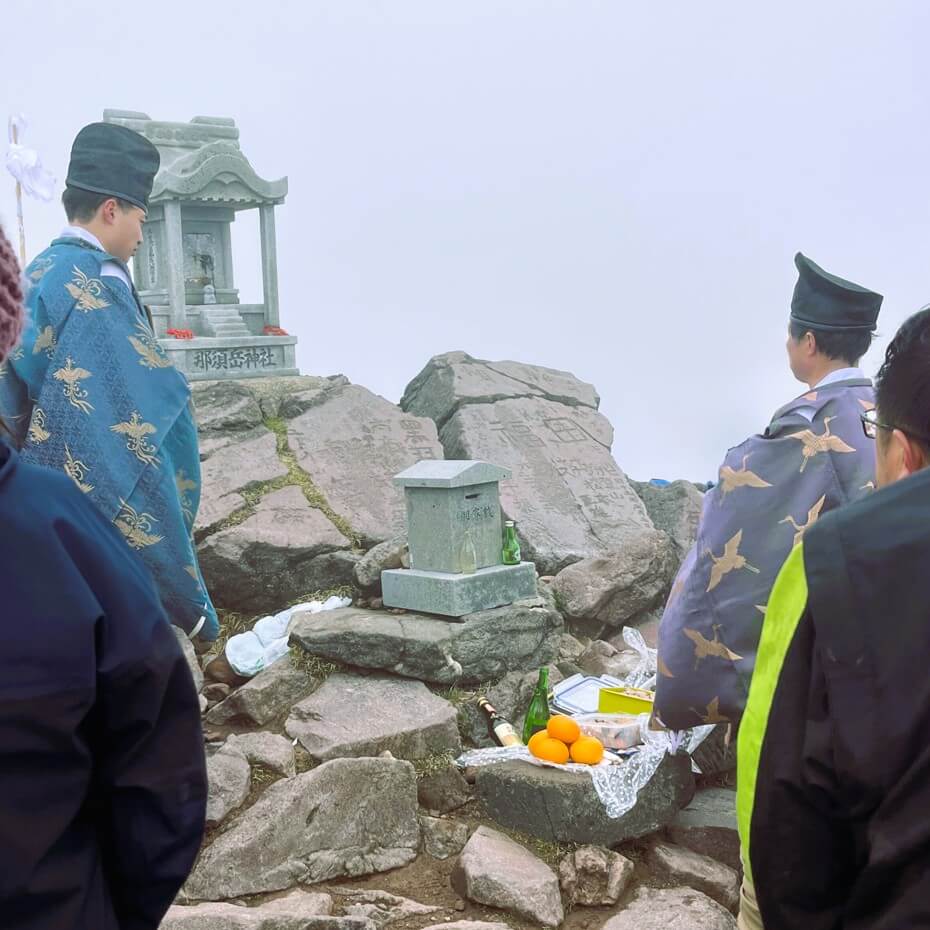 那須岳の山頂付近で行われる開山祭の風景