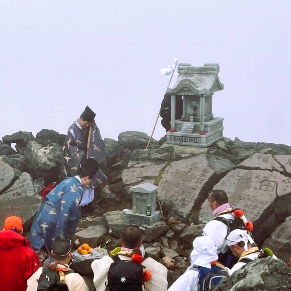 那須岳開山祭で祈祷を行う神職と参列者