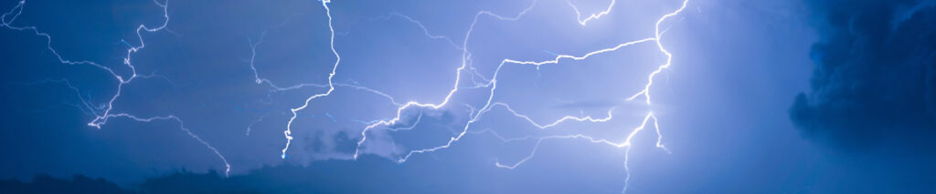 稜線に雷が落ちる