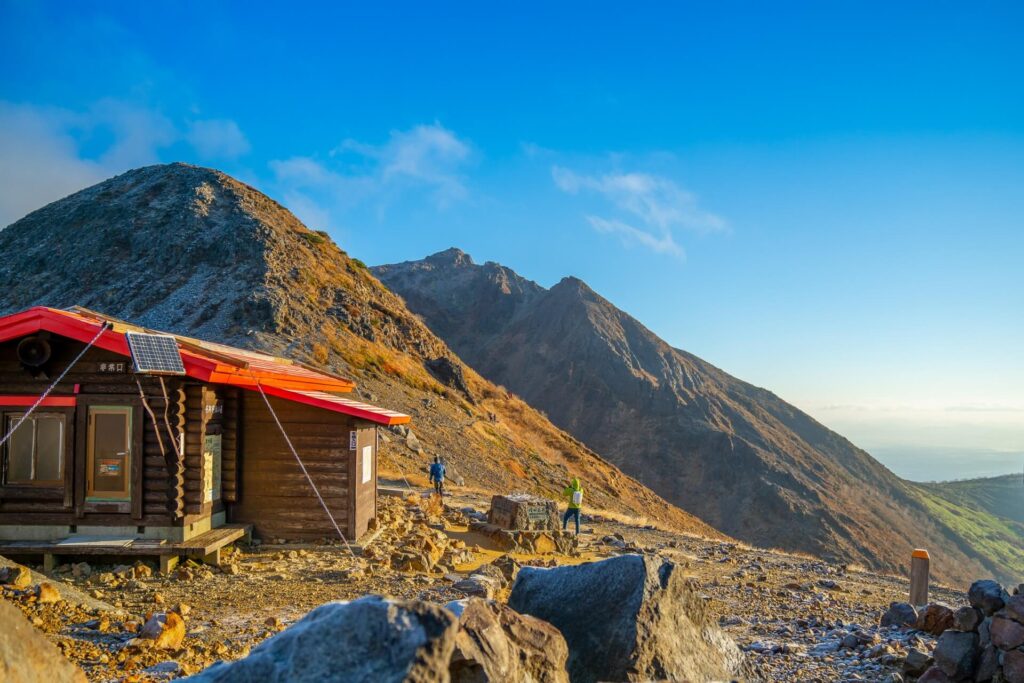那須岳峰の茶屋避難小屋から見る絶景